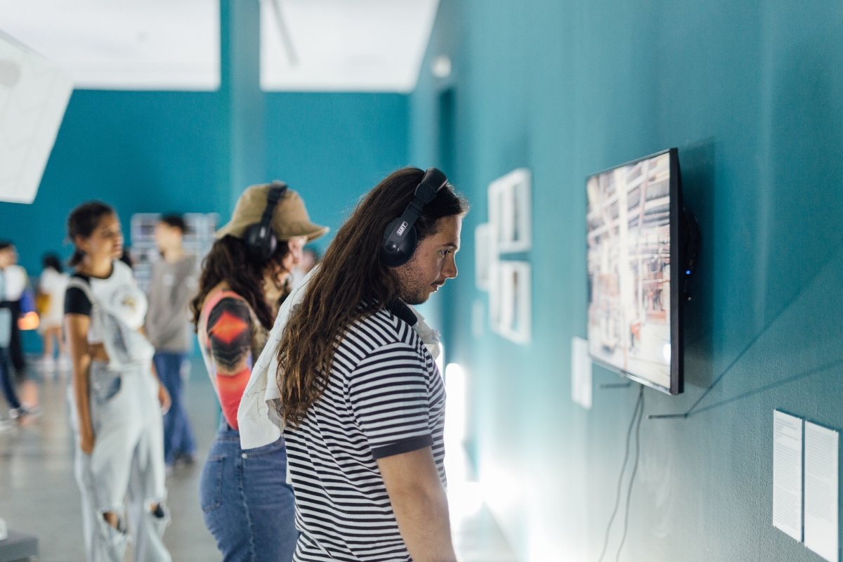 Fotografía de visitantes en la exposición Naufus Ramírez-Figueroa . Cantándole a las plantas