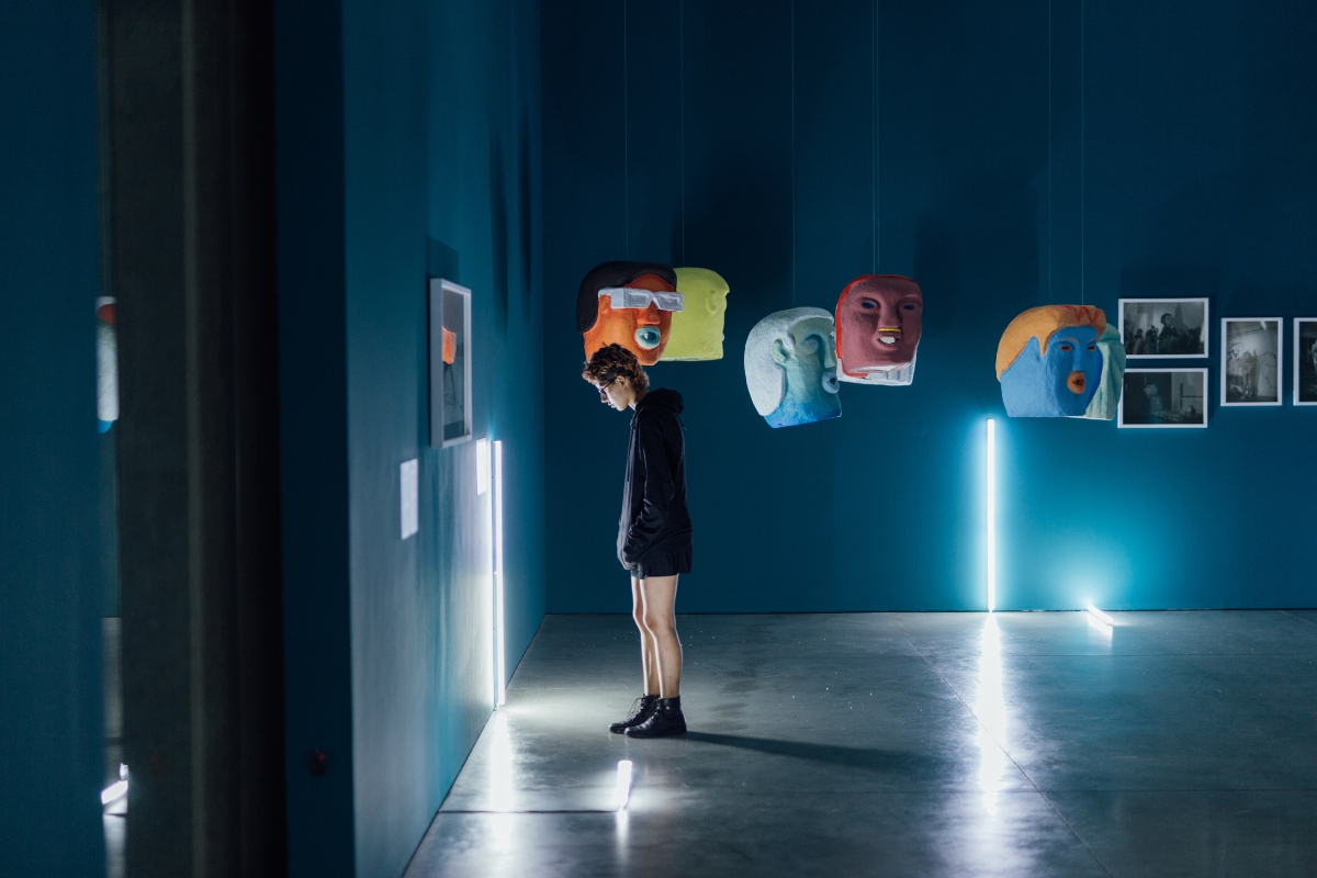 Fotografía de visitante en la exposición Naufus Ramírez-Figueroa . Cantándole a las plantas