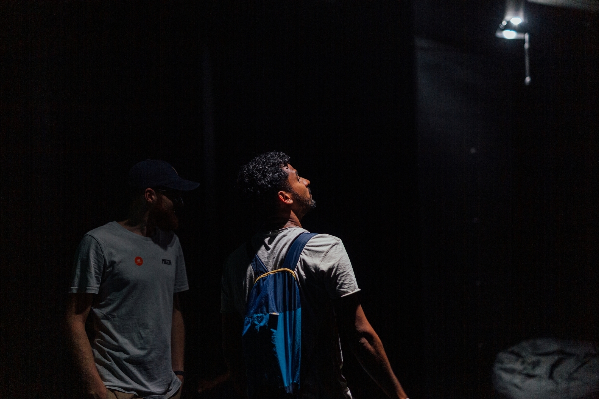 Fotografía de visitantes en la exposición Nicolas Collins. Alcance largo