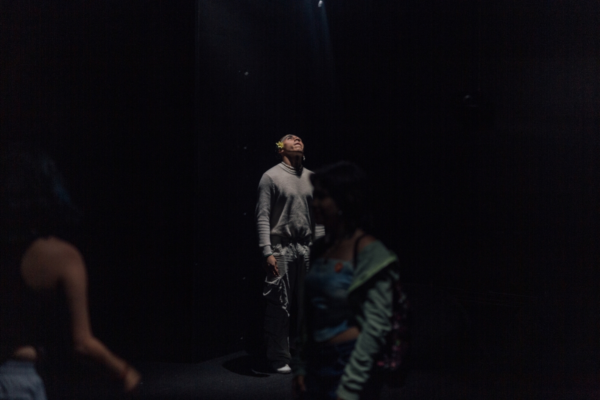 Fotografía de visitantes en la exposición Nicolas Collins. Alcance largo