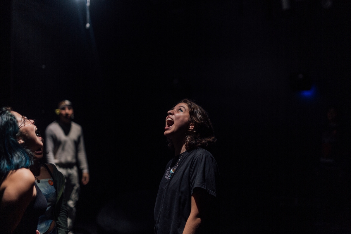 Fotografía de visitantes en la exposición Nicolas Collins. Alcance largo