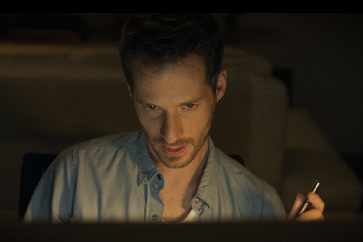 hombre mirando una pantalla