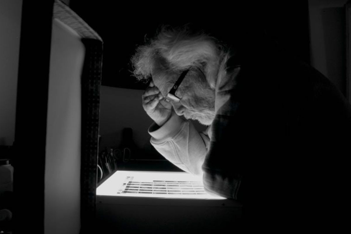 Hombre revisando fotogramas