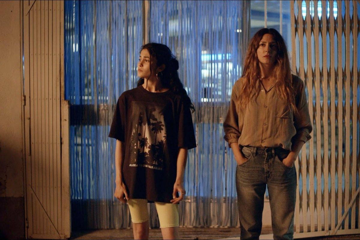 Dos mujeres esperando en la calle