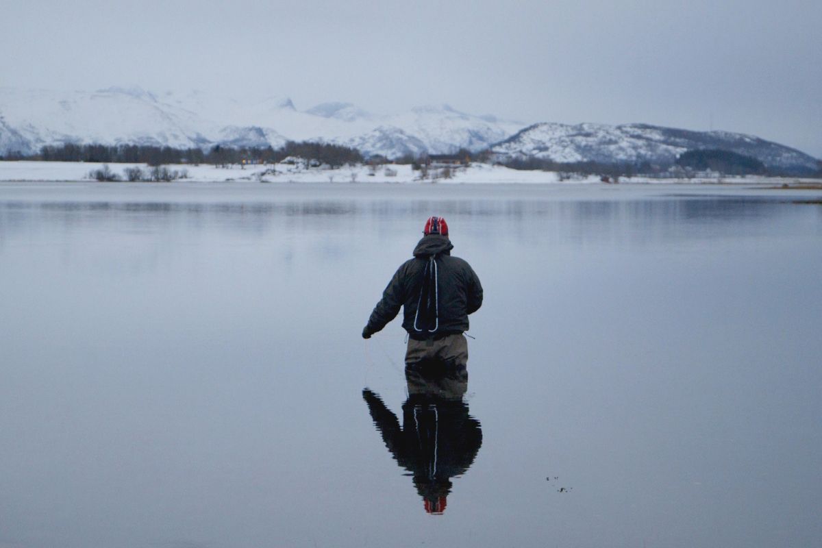 hombre caminando en el agua