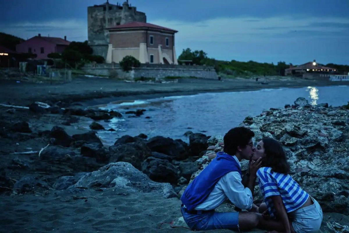 Una pareja besándose en la playa