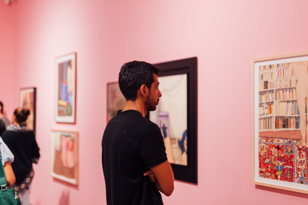 Fotografía de visitante en la exposición Karen Lamassonne. Ruido / Noise