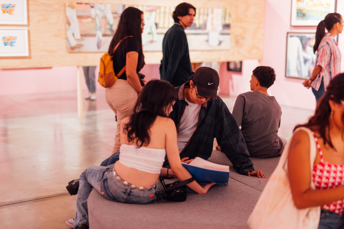 Fotografía de visitantes en la exposición Karen Lamassonne. Ruido / Noise