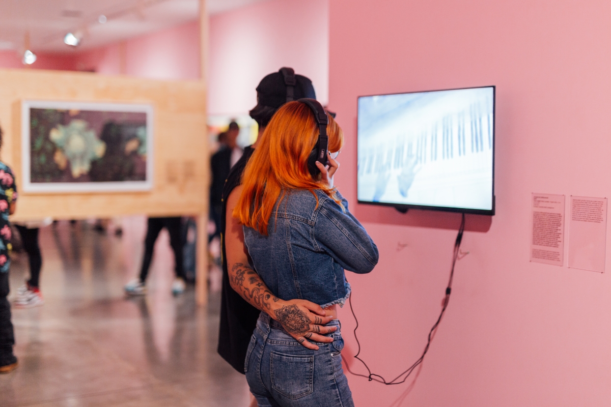 Fotografía de visitantes en la exposición Karen Lamassonne. Ruido / Noise