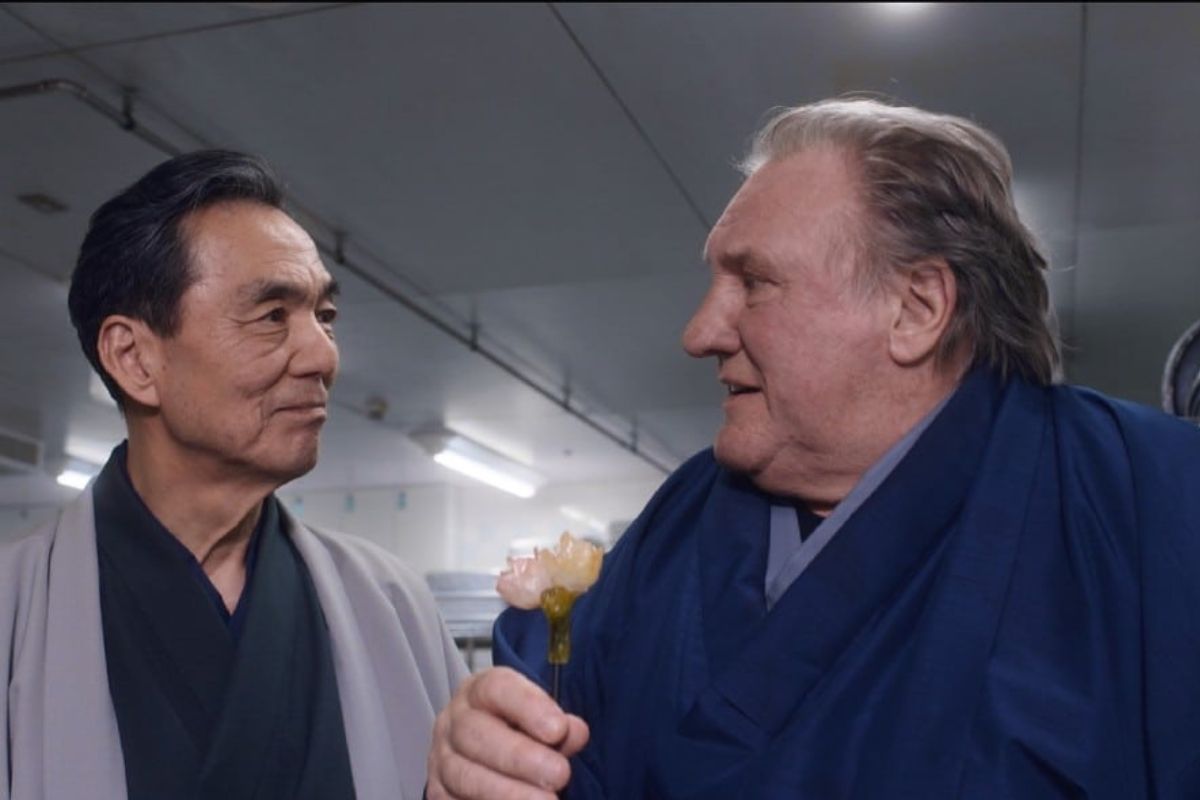 Dos hombres mirandose