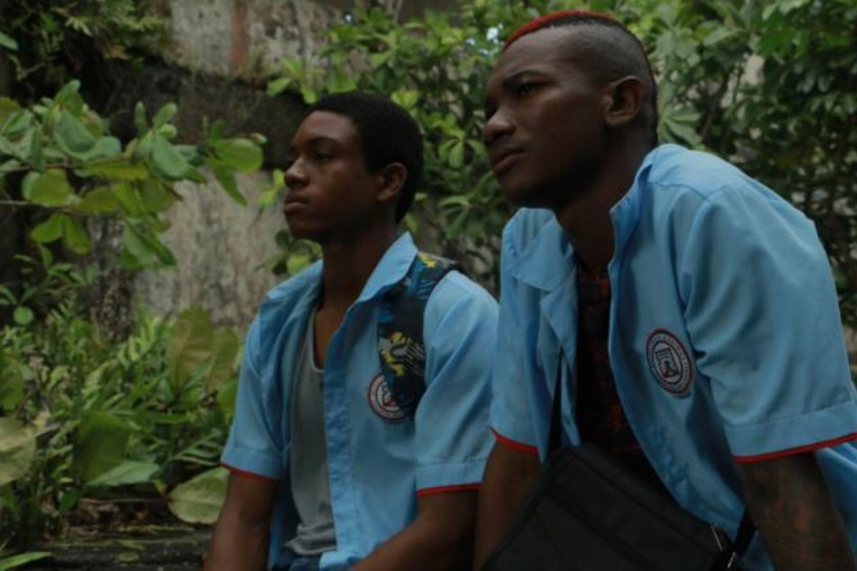 Dos hombres mirando al frente