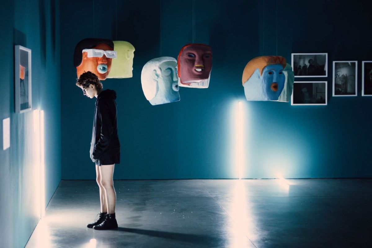 Persona visitando la exposición Cantándole a las plantas