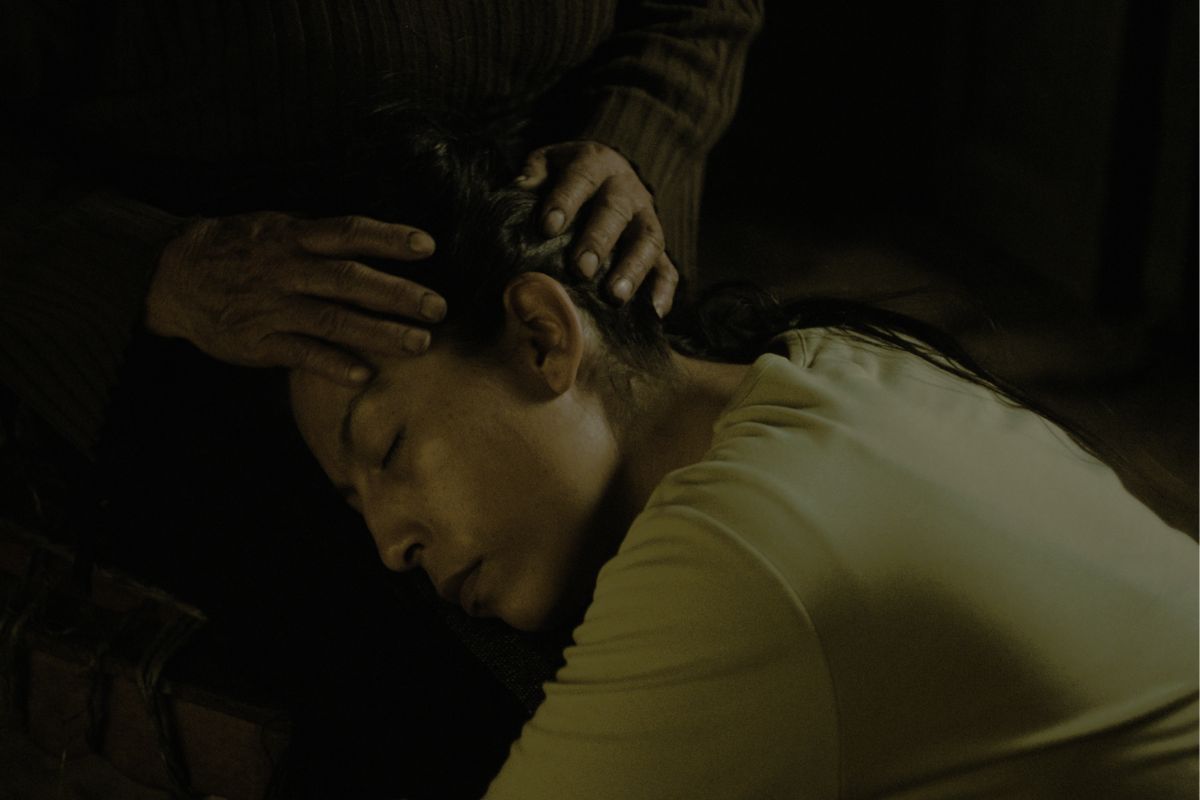 Mujer recostada en el regazo de otra