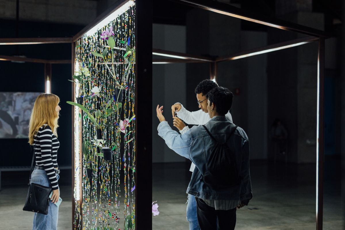 Personas en la exposición de Naufus Ramírez Figueroa