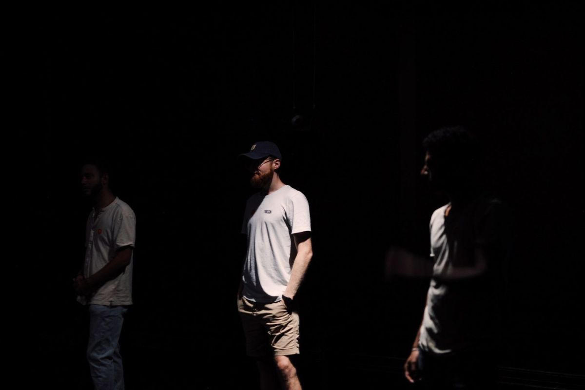 Hombres en una exposición sonora