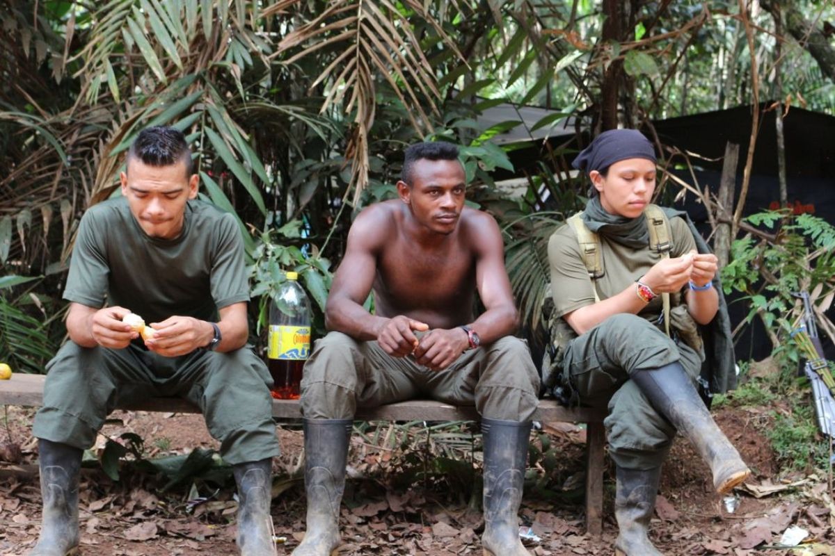 Tres personas en la selva