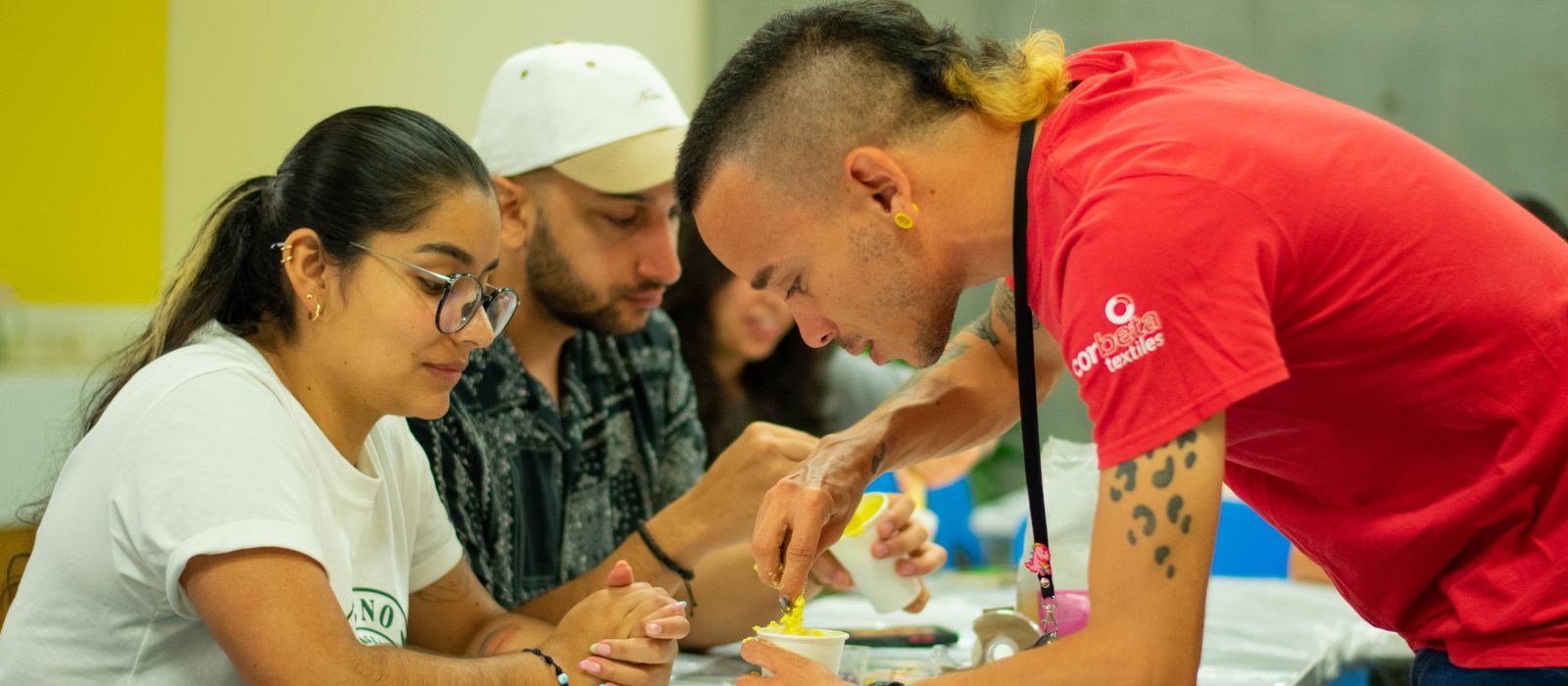 Personas participando de un taller