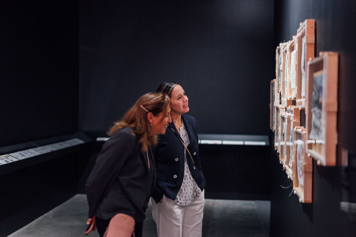 Dos mujeres viendo una obra de arte