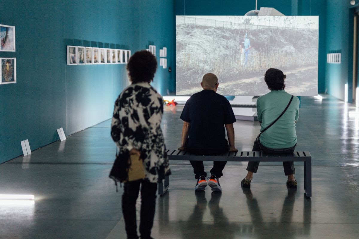 Personas en la exposición Cantándole a las plantas
