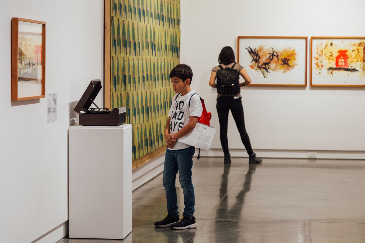 Niño viendo una obra de arte