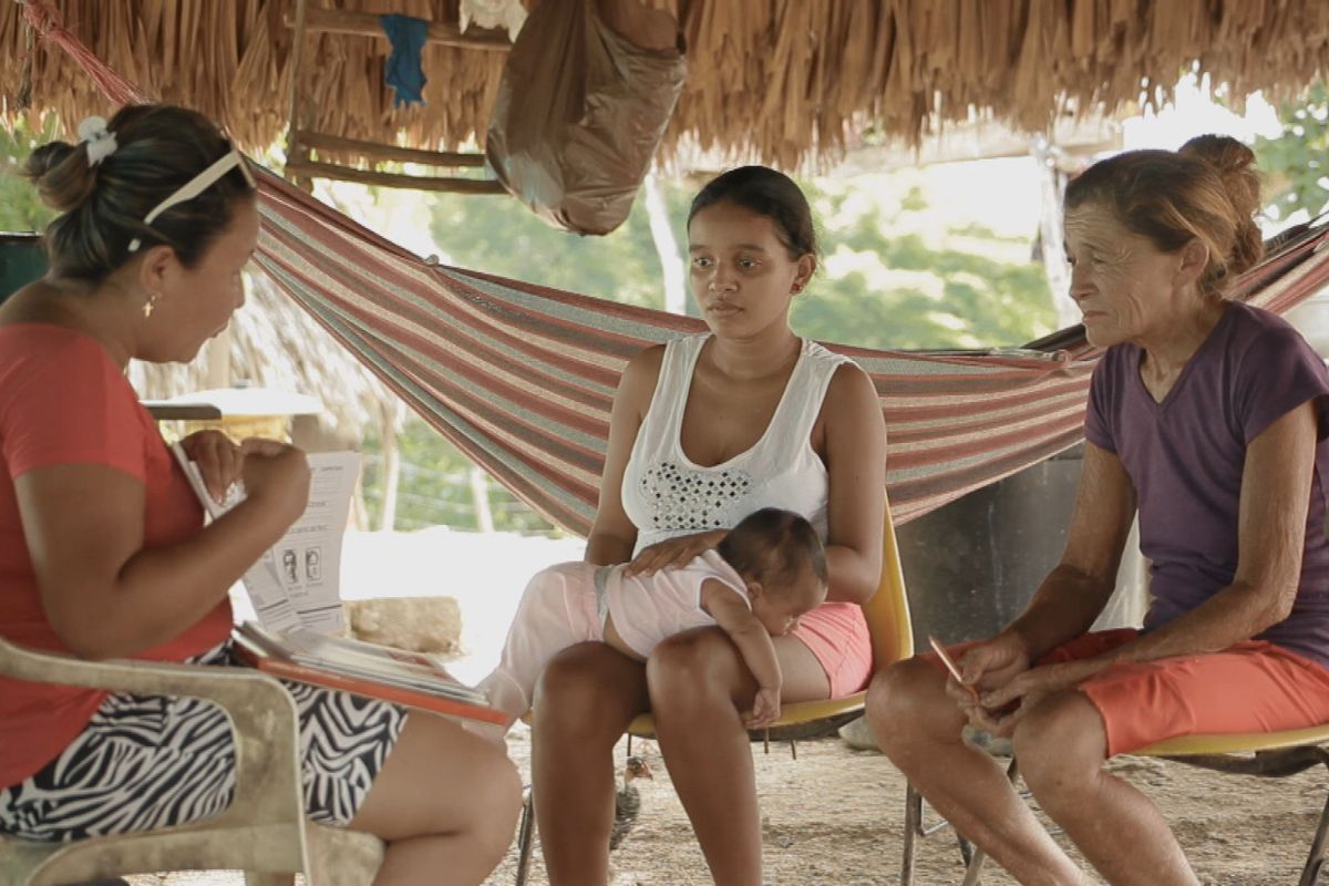 Tres mujeres reunidas en su casa