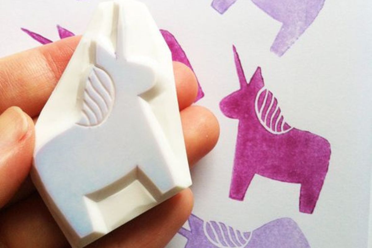 Sello de unicornio en un borrador