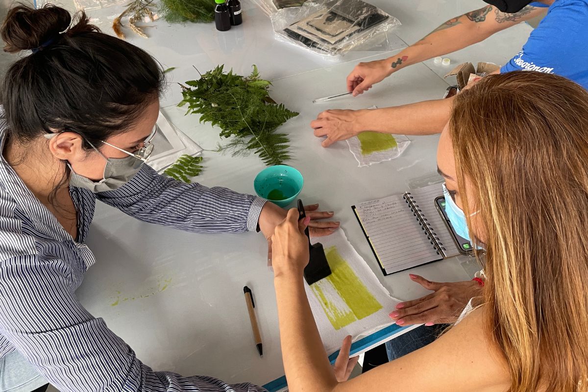 Personas en taller de antotipia