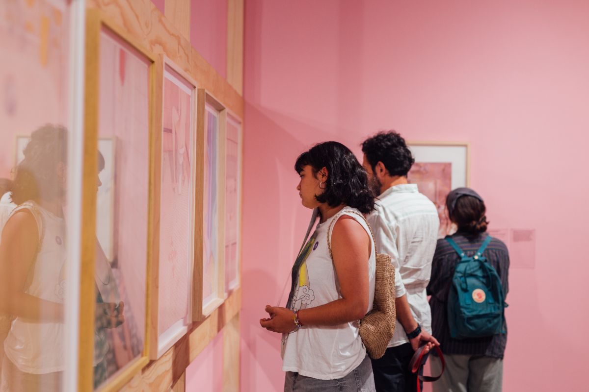 Personas observando una exposición