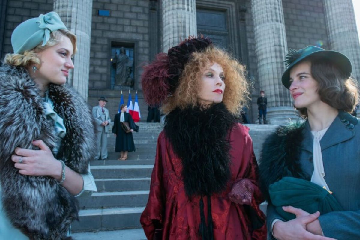 Tres mujeres hablando