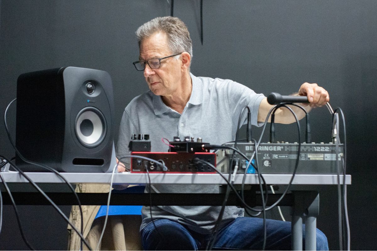 Nicolas Collins haciendo experimentación sonora