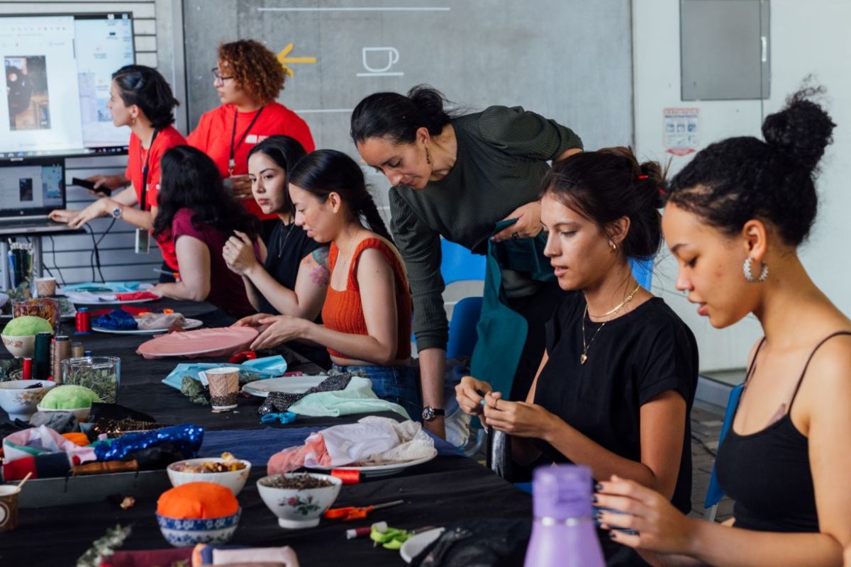 Personas en taller en el MAMM