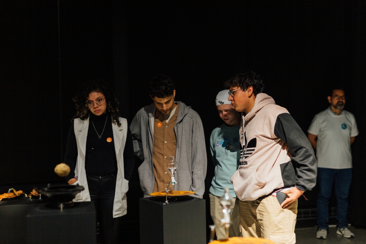 Fotografía de visitantes en la exposición Colectivo Sonoscopia. oCo