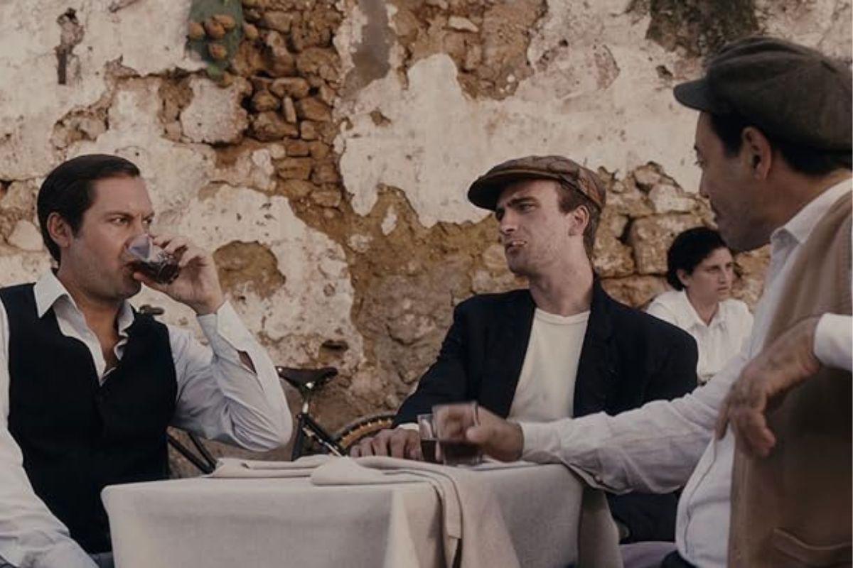 Tres hombres compartiendo alrededor de una mesa