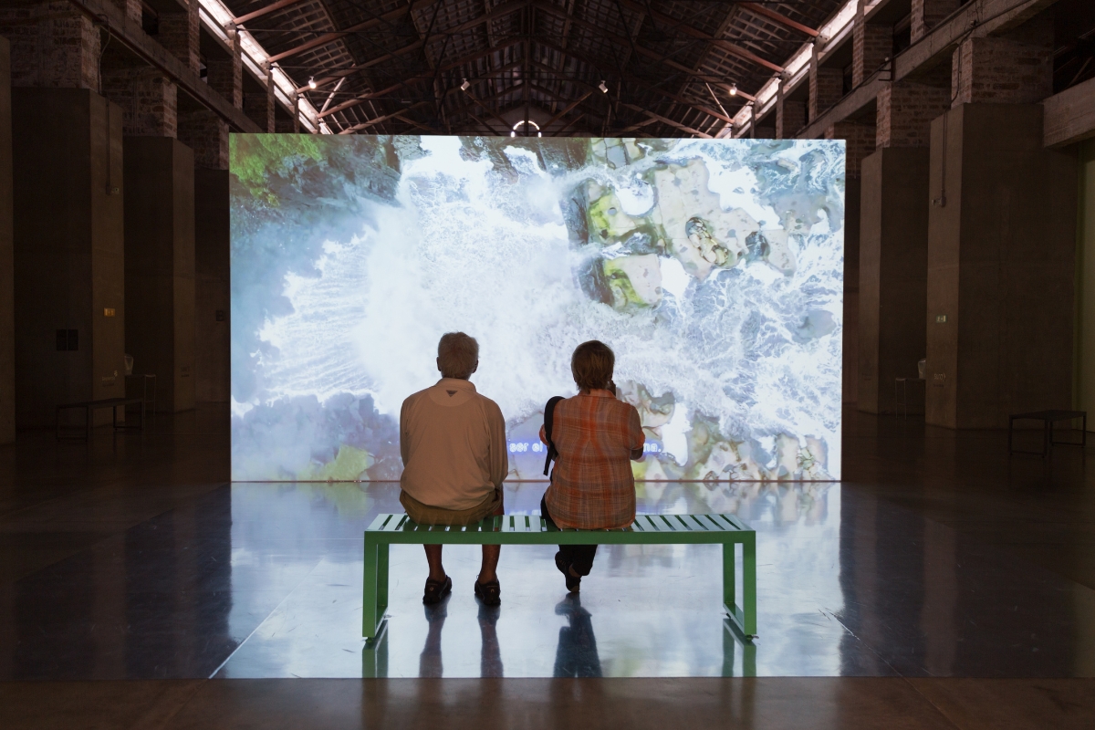 Fotografía de visitantes en la exposición La buena vida. Obras de la colección del Banco de la República