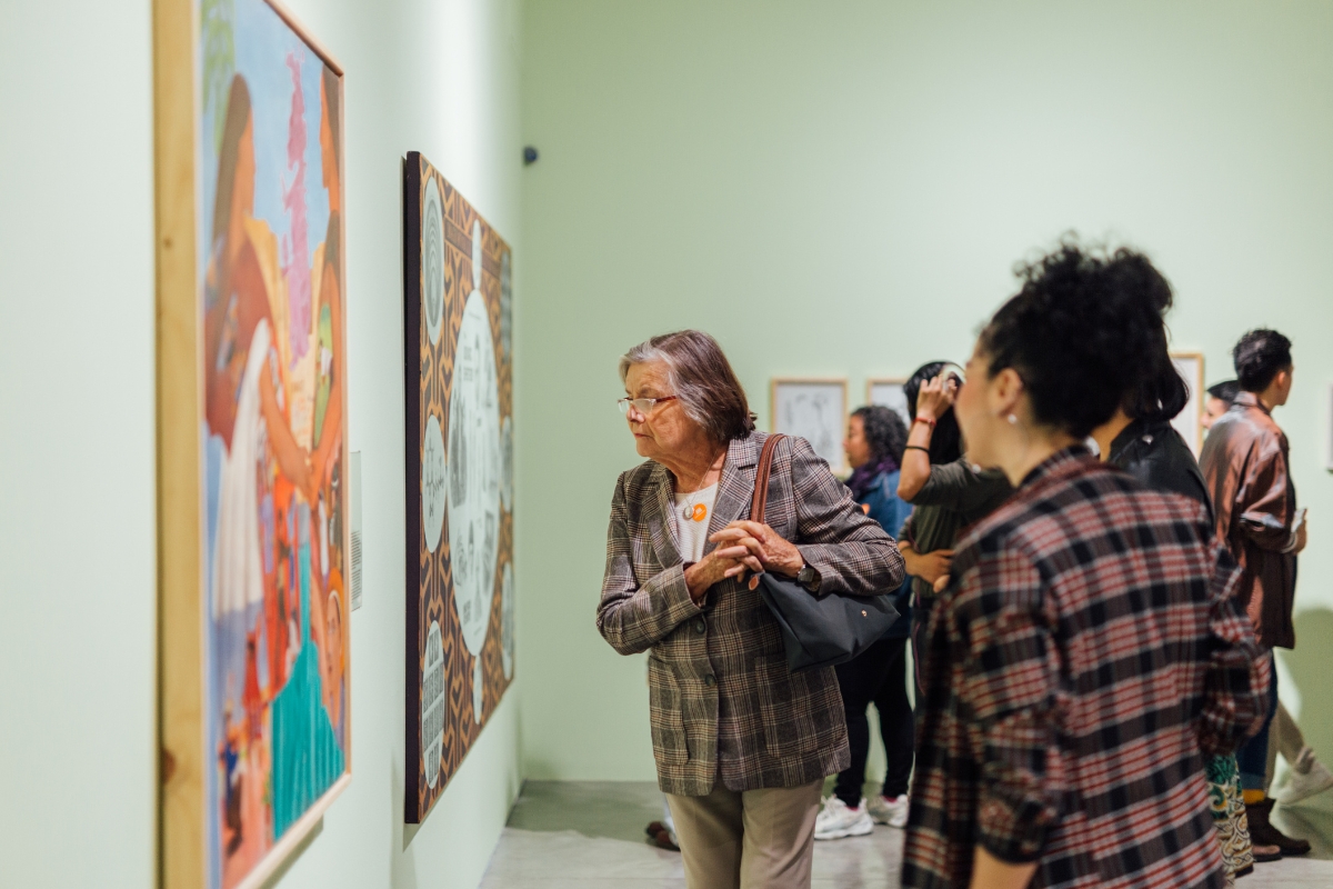 Fotografía de visitantes en la exposición La buena vida. Obras de la colección del Banco de la República