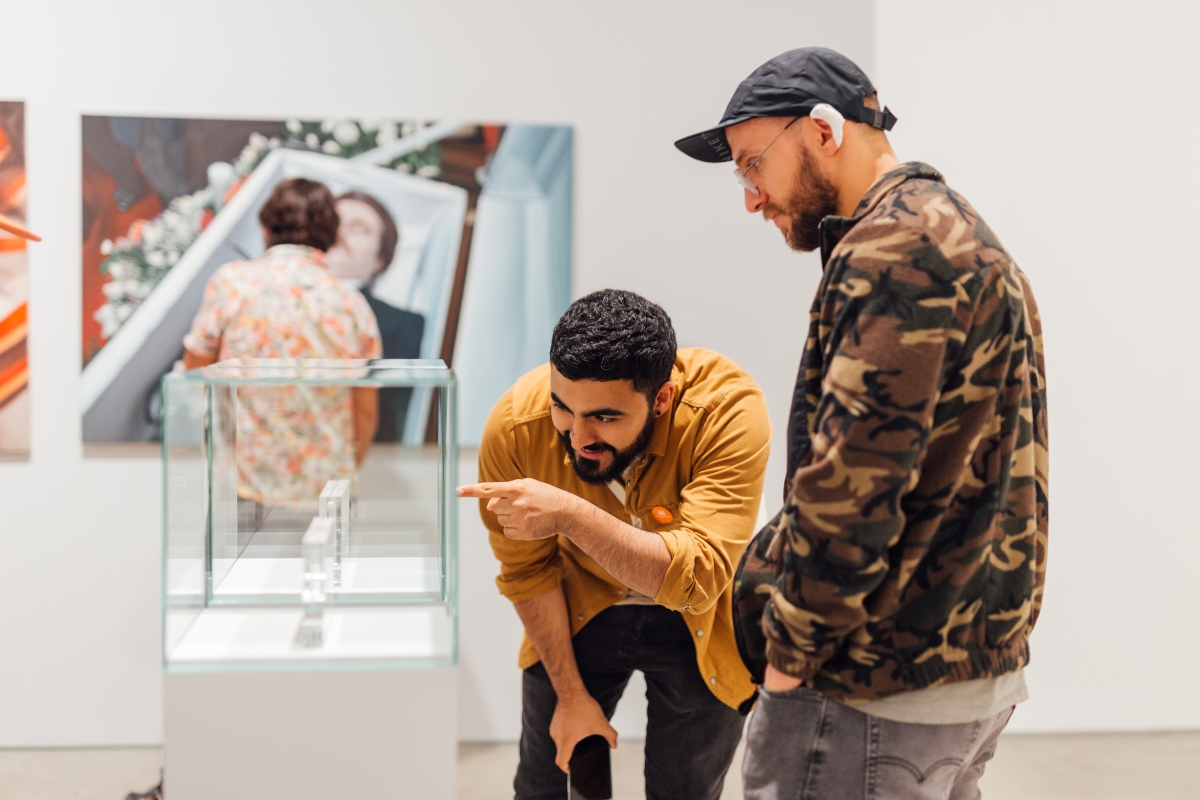 Fotografía de visitantes en la exposición La buena vida. Obras de la colección del Banco de la República