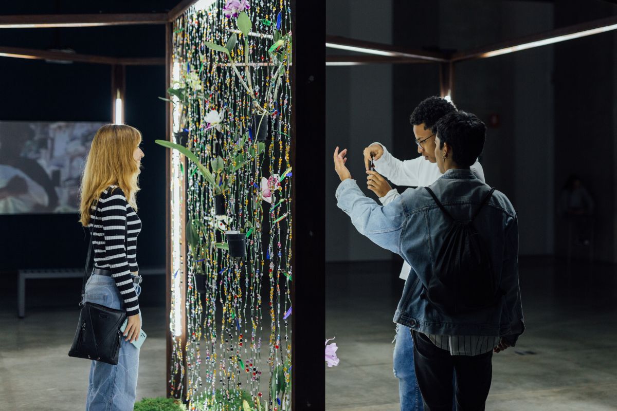 Personas en sala de exposiciones