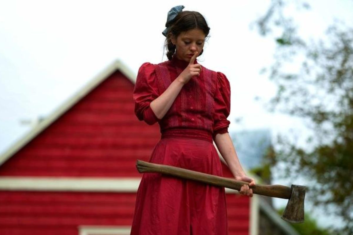 Mujer vestida de rojo con un hacha en la mano