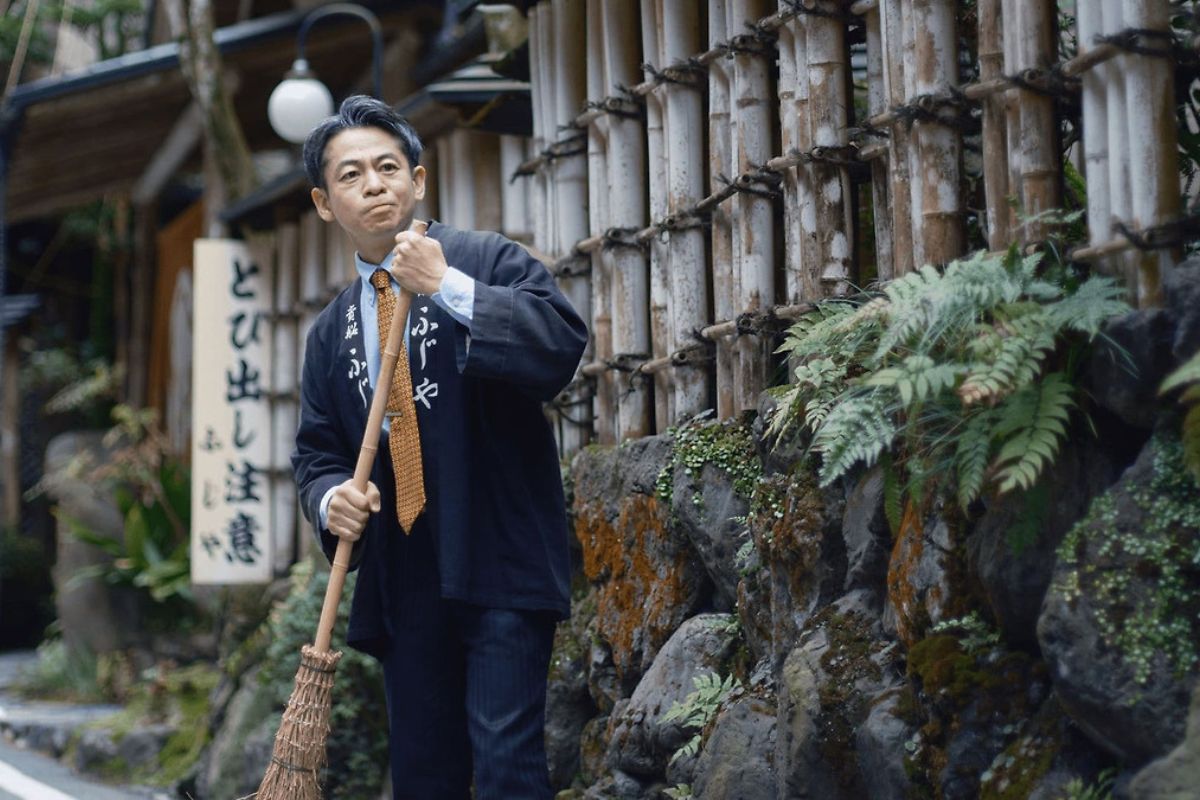 Hombre con una escoba