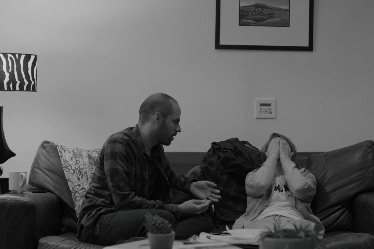 Hombre y mujer sentados en un sofá