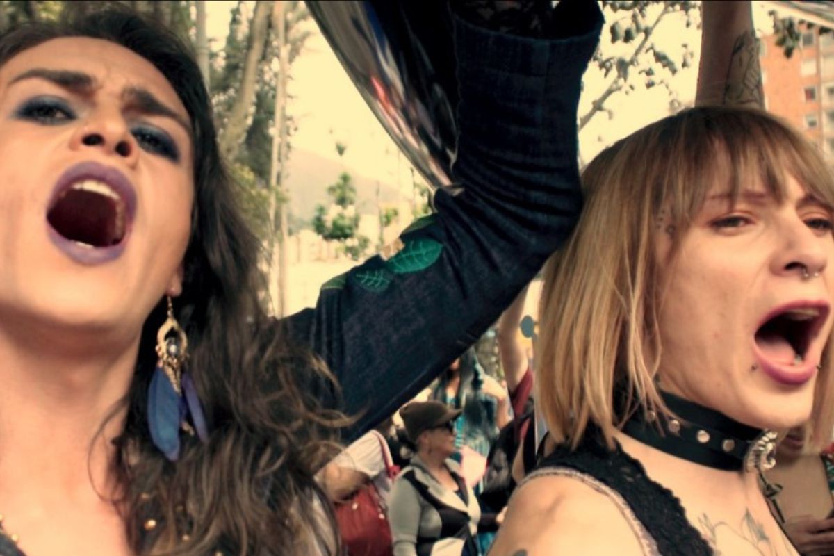 Dos mujeres activistas gritando