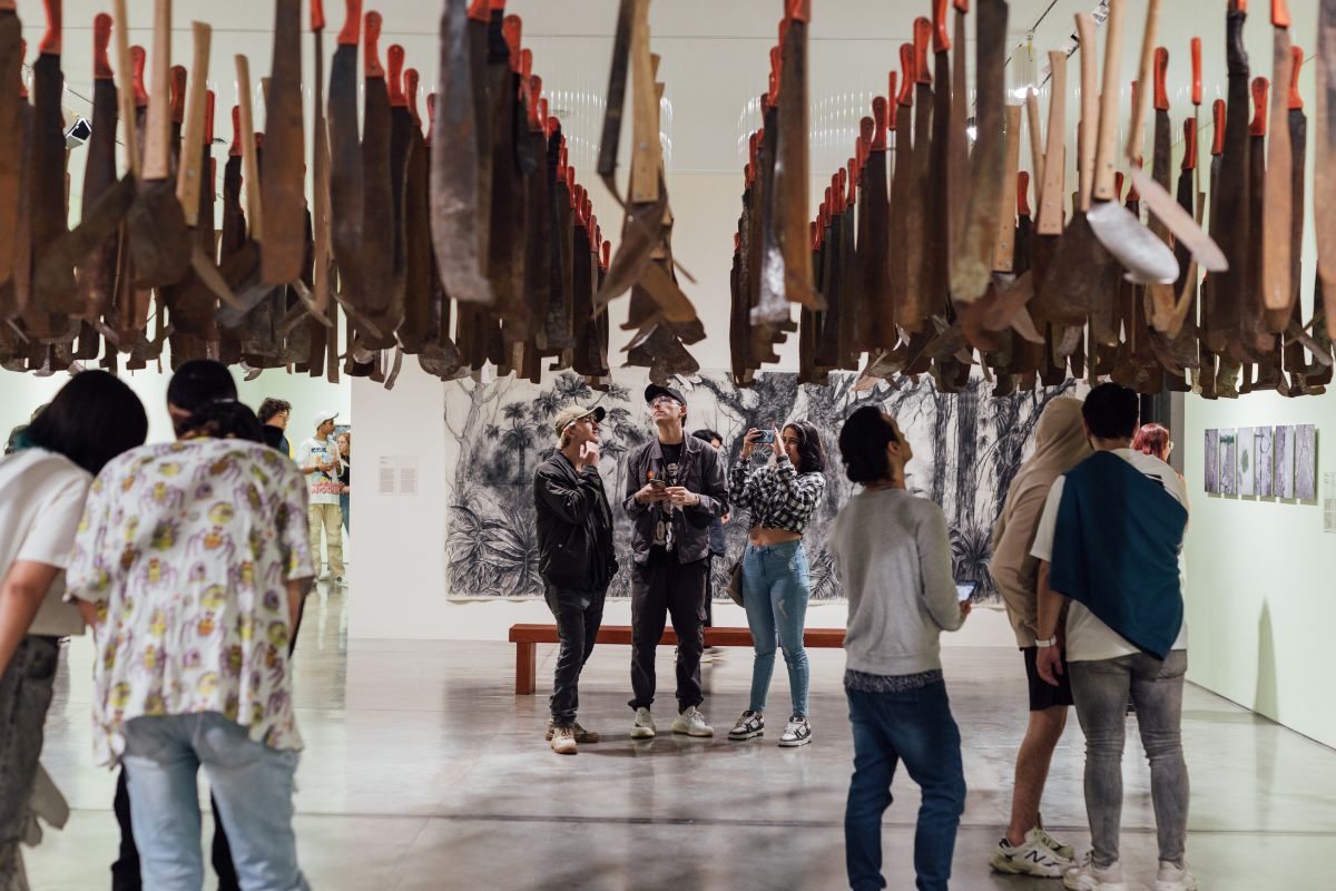 Personas visitando la exposición La buena vida