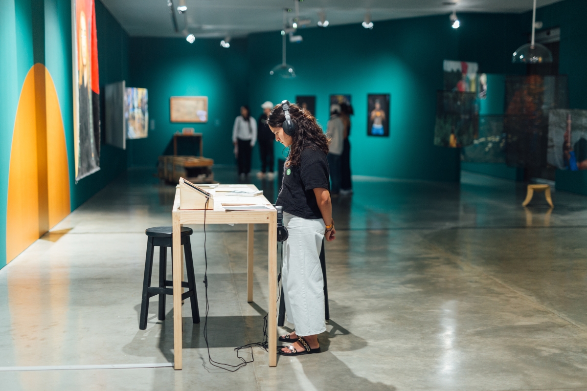 Fotografía de visitante en la exposición Desafiar. Atravesar el sol desde el Pacífico