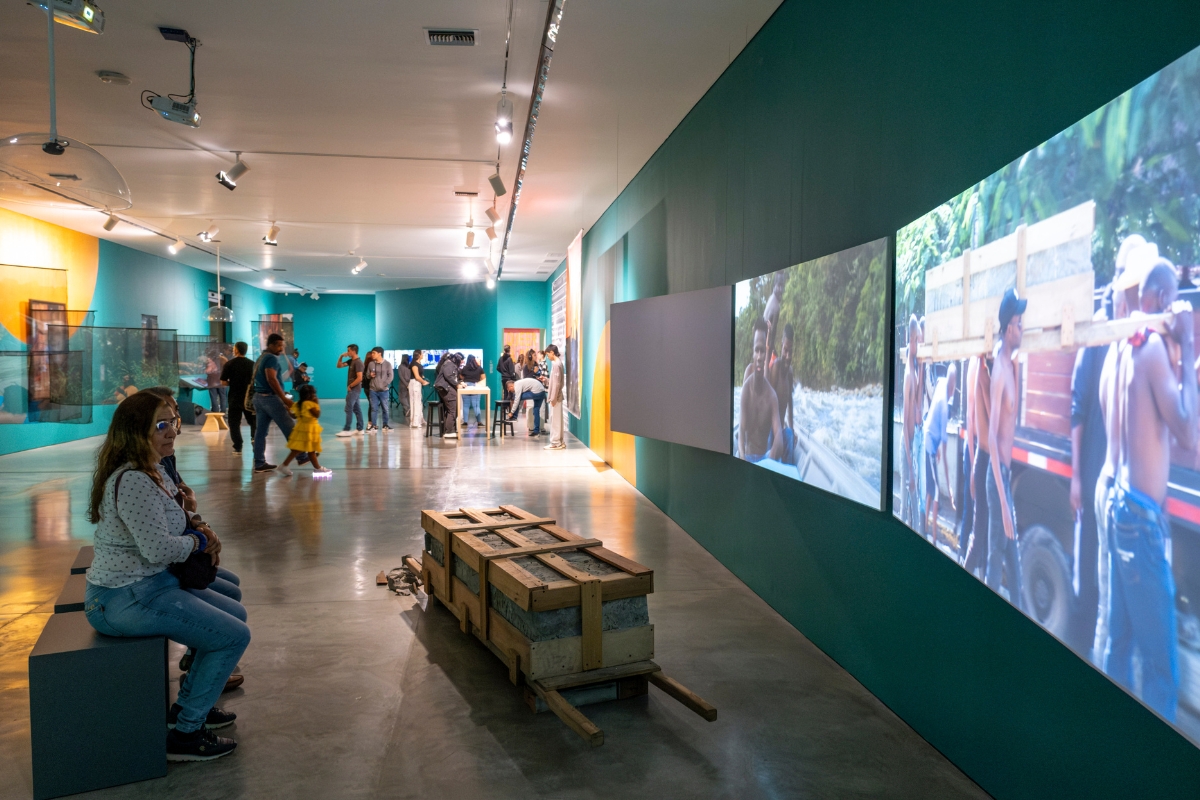 Fotografía de visitantes en la exposición Desafiar. Atravesar el sol desde el Pacífico