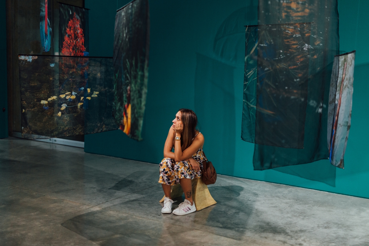 Fotografía de visitante en la exposición Desafiar. Atravesar el sol desde el Pacífico