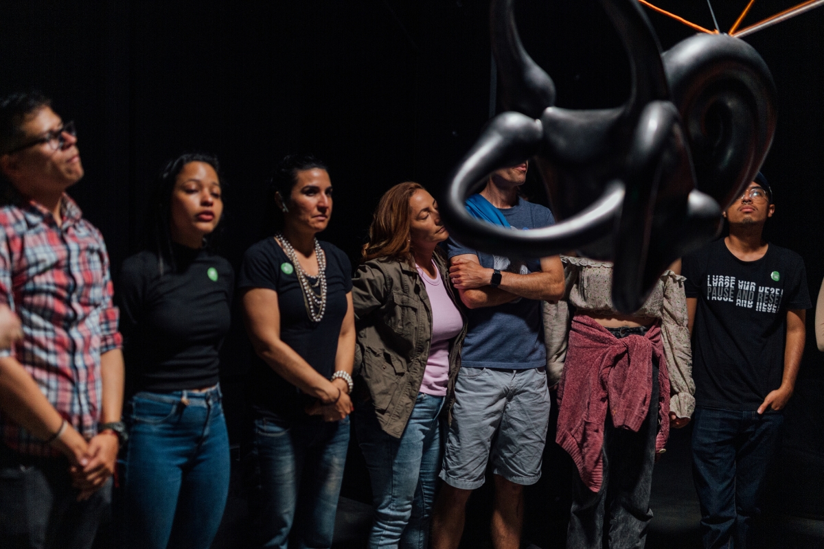 Fotografía de visitantes en la exposición Fósil acústico. Escuchar (con) el río