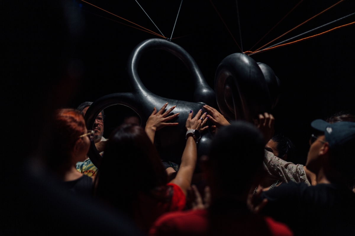 Fotografía de visitantes en la exposición Fósil acústico. Escuchar (con) el río