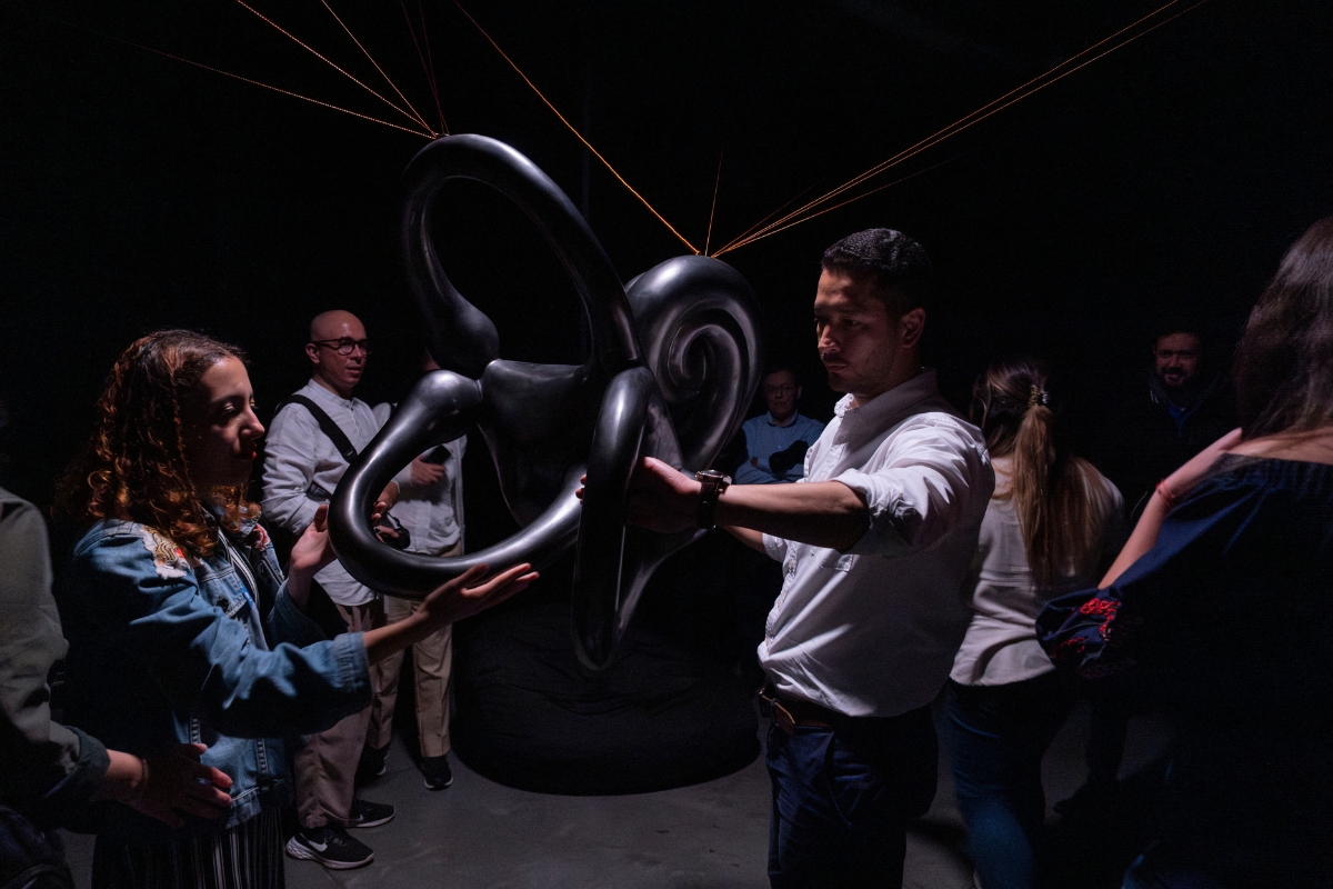 Fotografía de visitantes en la exposición Fósil acústico. Escuchar (con) el río