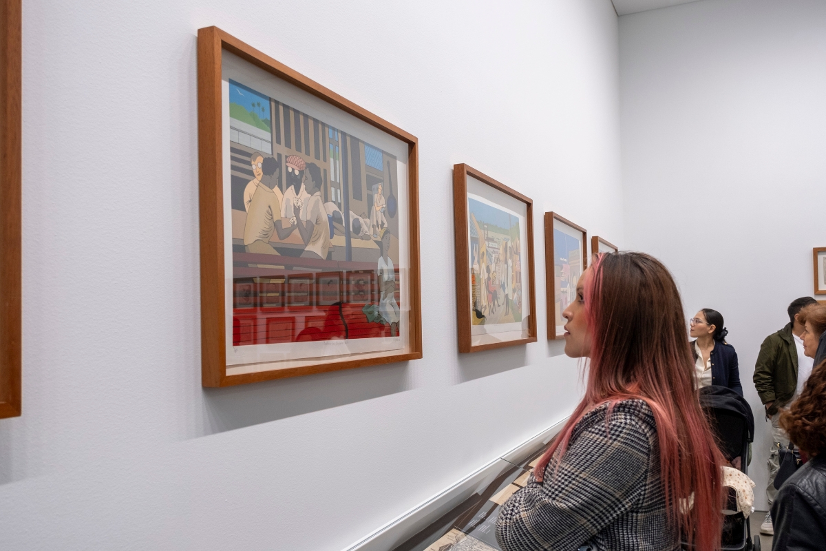 Fotografía de visitante en la exposición Hernando Tejada. Viaje de vuelta