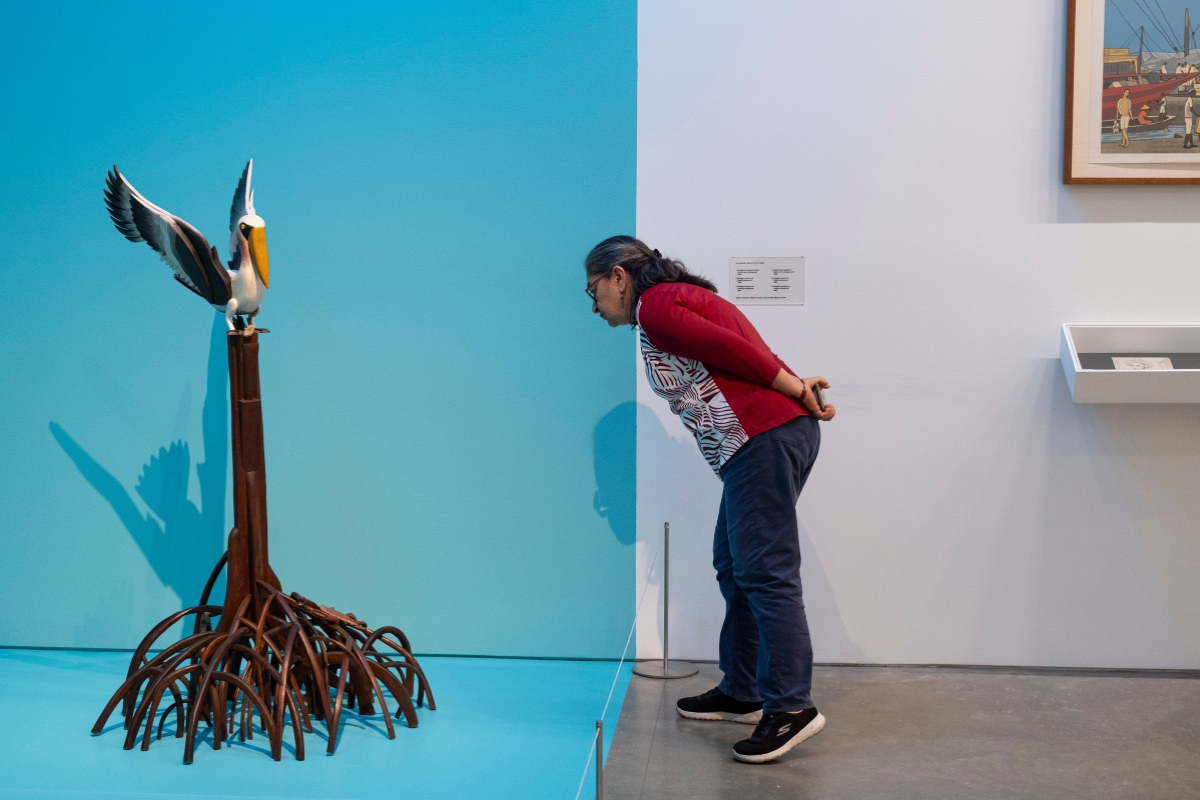 Fotografía de visitante en la exposición Hernando Tejada. Viaje de vuelta